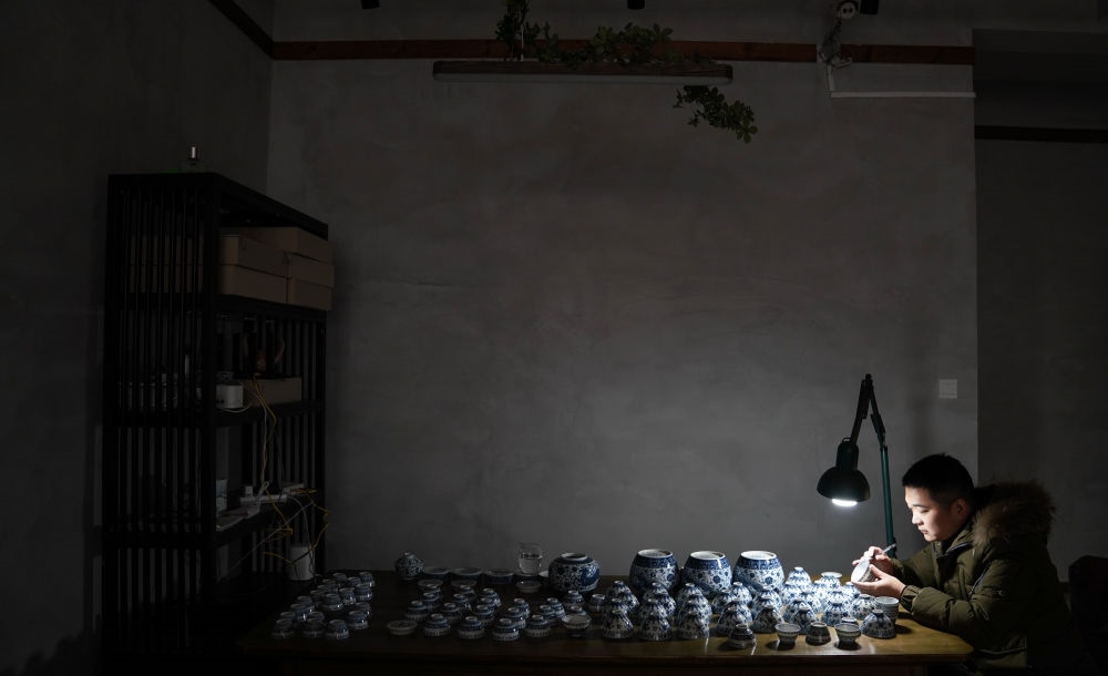 ↑ 2020年12月23日，手工陶瓷制作者在工作室檢測(cè)成品。