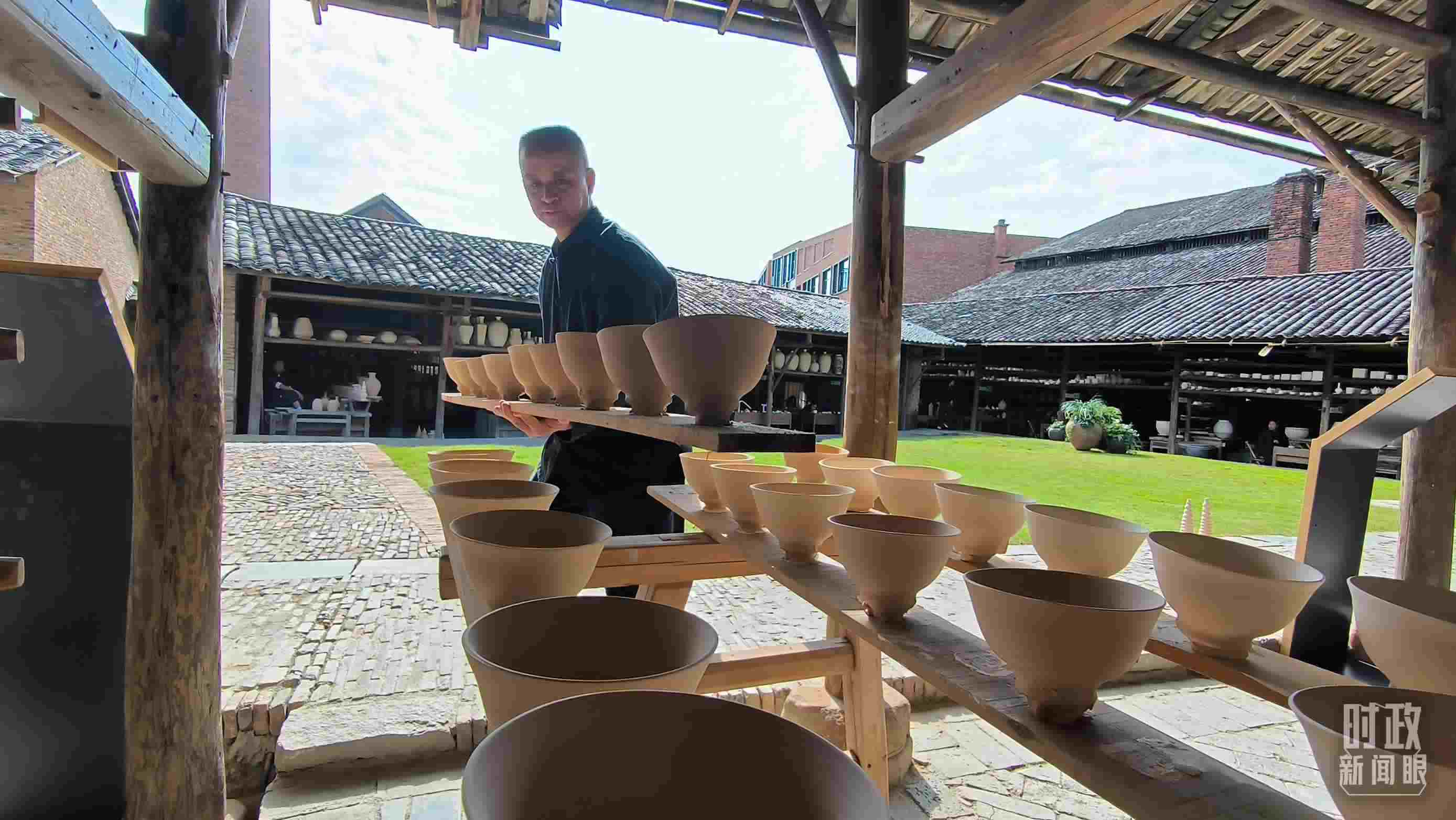 △匠人正在晾曬陶瓷制品。（總臺央視記者范凱拍攝）