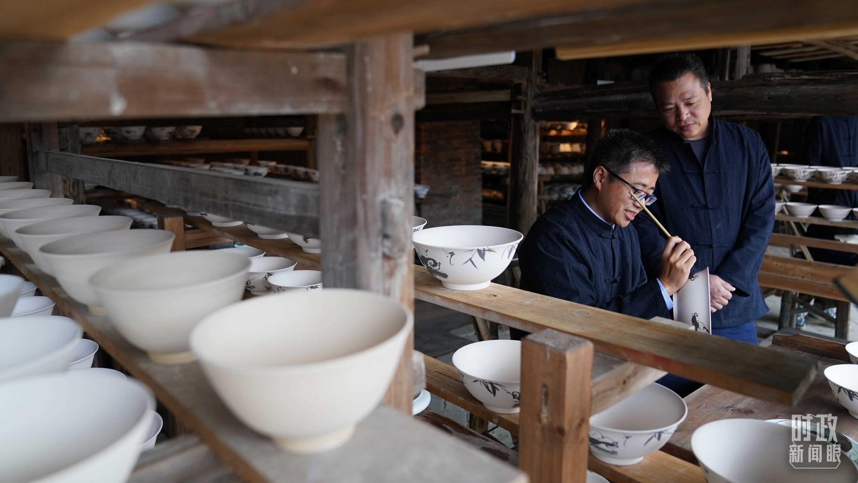 △非遺傳承人正在繪制瓷器。（總臺國廣記者李晉拍攝）