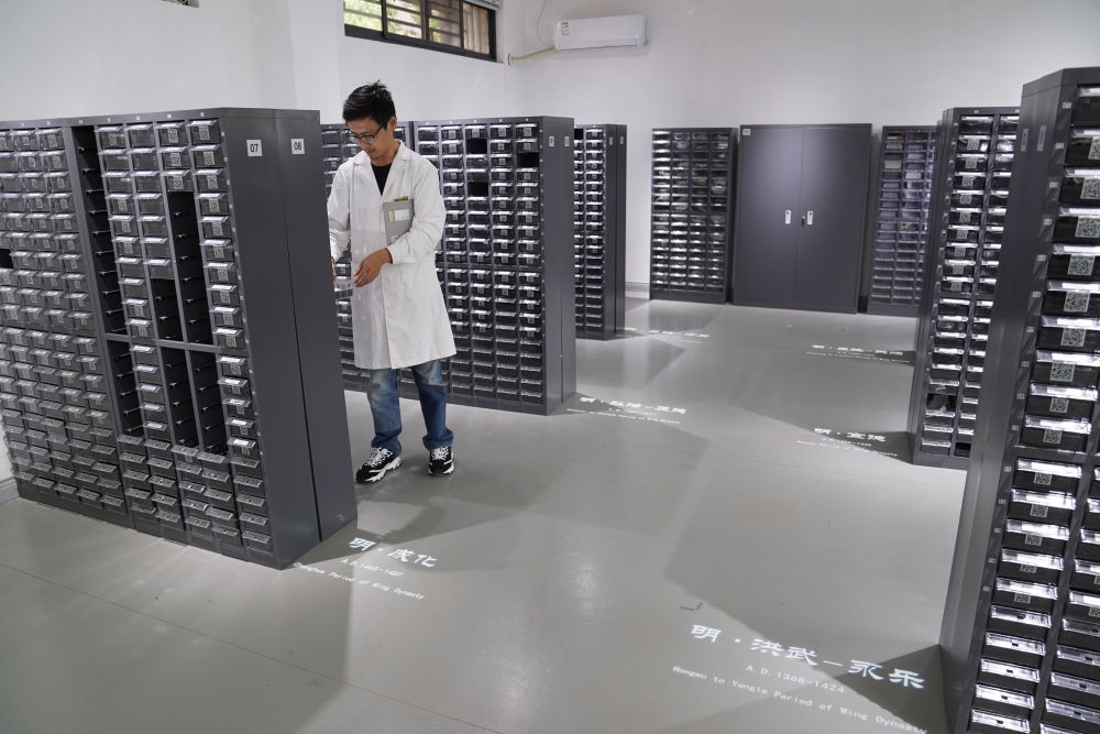 ↑工作人員在古陶瓷基因庫(kù)里工作（2023年5月16日攝）。
