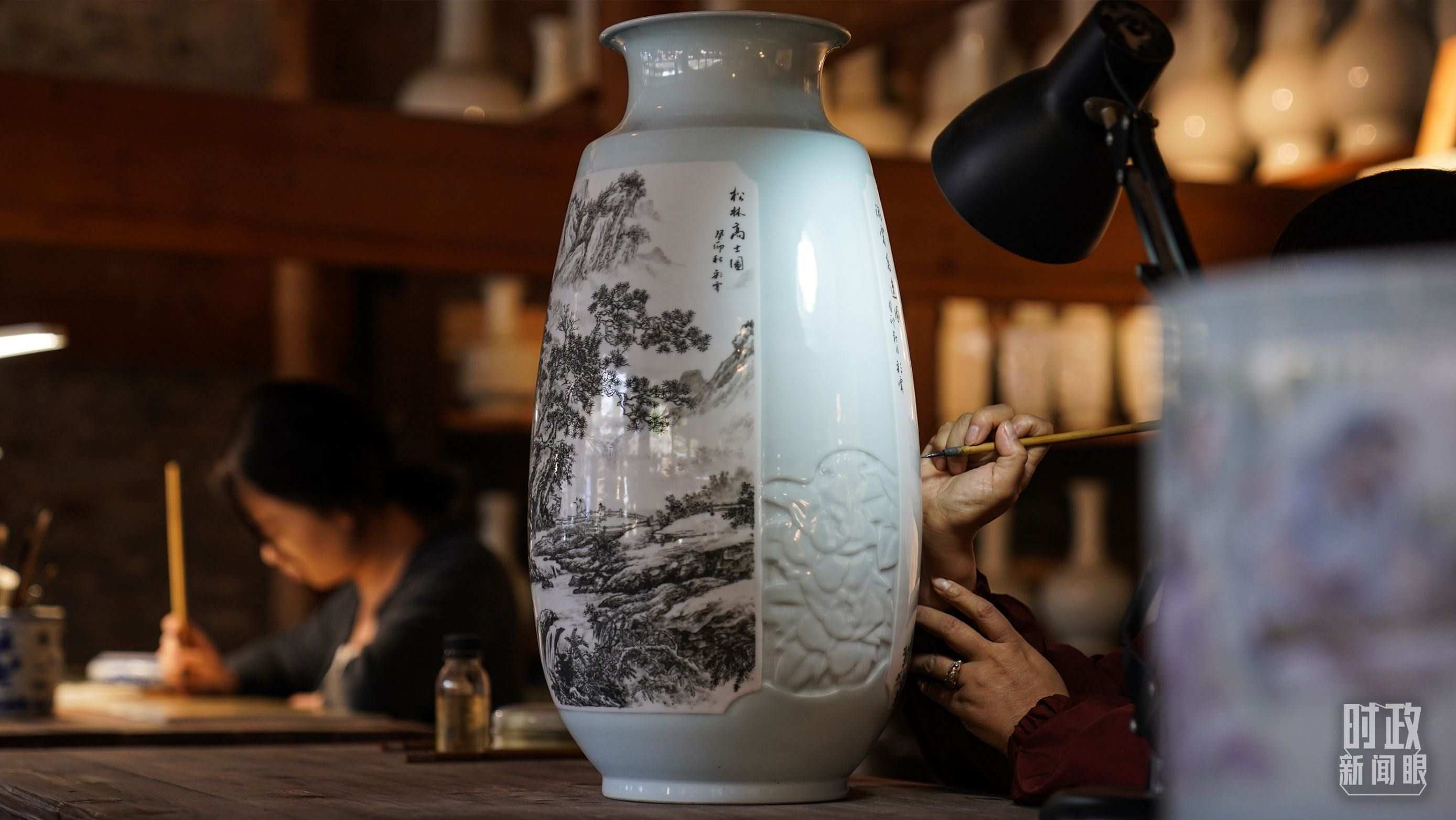 △陶瓷畫師正在繪制瓷器。（總臺國廣記者李晉拍攝）