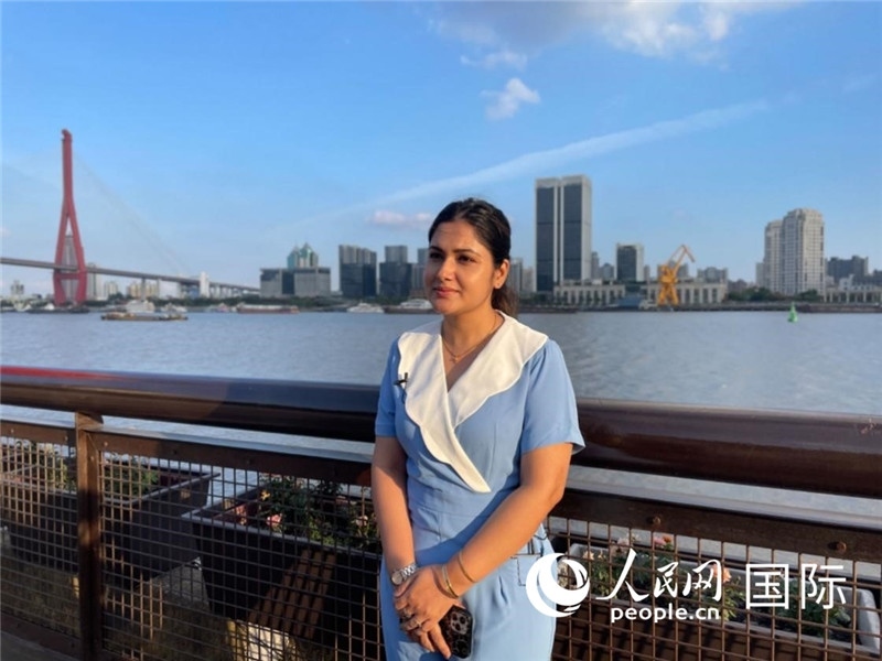 孟加拉國(guó)Channel24電視頻道主持人伊斯拉特·阿敏在上海市楊浦濱江接受采訪。 人民網(wǎng)記者 張榮攝