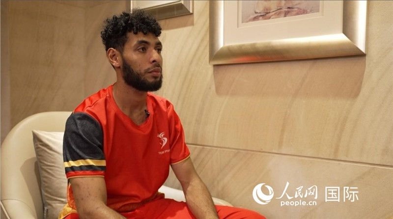 巴布亞新幾內(nèi)亞乒乓球國(guó)家隊(duì)隊(duì)員杰弗瑞·羅伊接受采訪。 人民網(wǎng) 彭昱凱攝