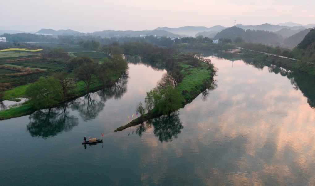 2021年3月15日拍攝的婺源月亮灣旅游公園，石門(mén)自然村坐落于此。新華社記者 胡晨歡 攝