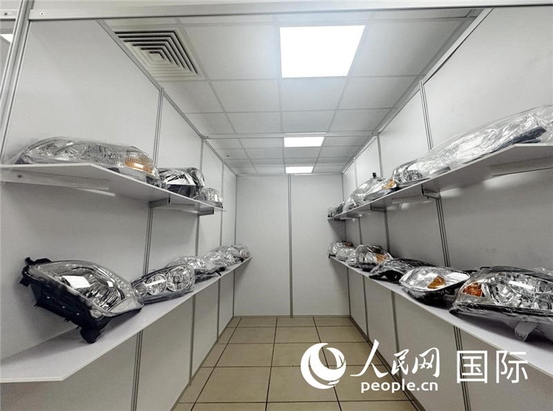 在位于莫斯科格林伍德國際貿(mào)易中心的浙江寧波優(yōu)質(zhì)商品展銷中心內(nèi)，展示著來自浙江寧波慈溪市的汽車配件樣品。人民網(wǎng)記者 申佳平攝