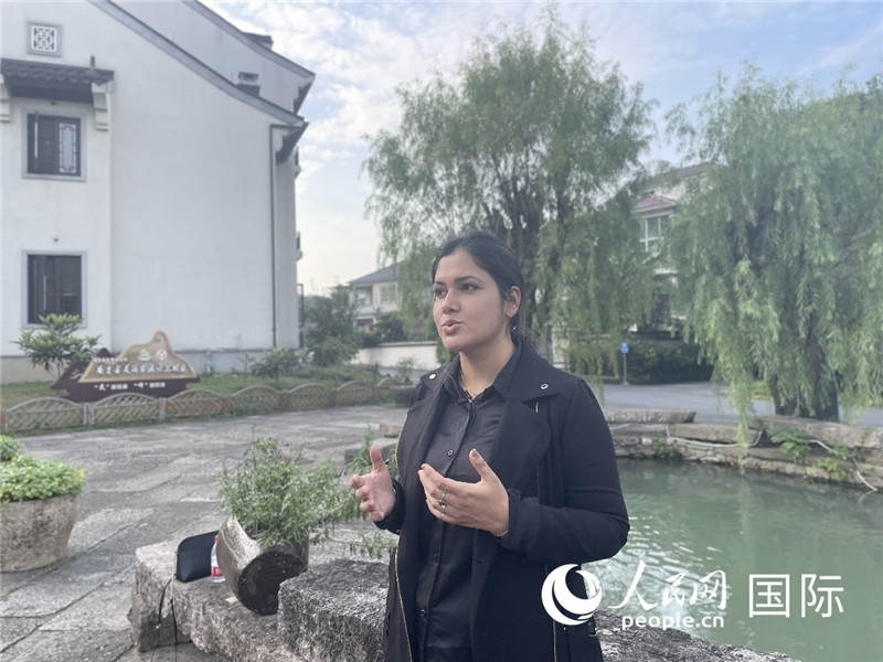 孟加拉國Channel 24電視頻道主持人伊斯拉特·阿敏在安吉接受記者采訪。人民網(wǎng)記者 張榮攝