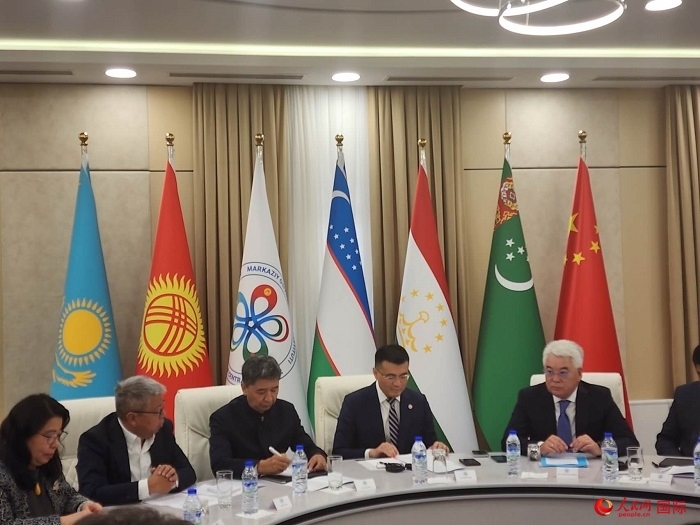 中國駐烏茲別克斯坦大使于駿致辭。人民網記者 李強攝