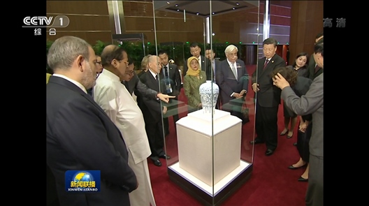 2019年5月15日，中外領(lǐng)導(dǎo)人共同參觀“大美亞細(xì)亞——亞洲文明展”。（視頻截圖）