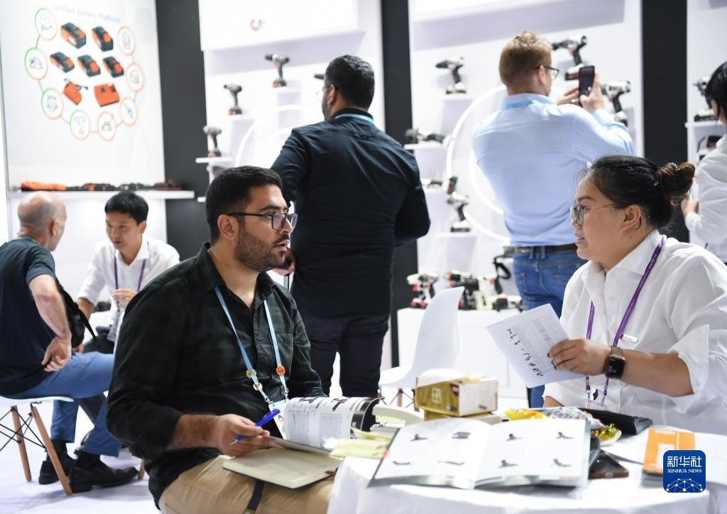 10月15日，在一家電動(dòng)工具展臺(tái)，外國(guó)采購(gòu)商在洽談業(yè)務(wù)。新華社記者 鄧華 攝
