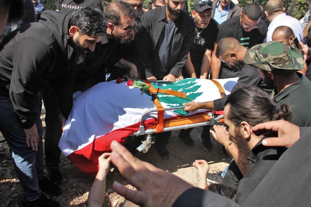 10月14日，黎巴嫩南部希亞姆鎮(zhèn)，黎巴嫩記者和民眾為在以色列轟炸中死亡的攝影記者伊薩姆·阿卜杜拉送葬。新華社發(fā)（塔希爾·阿布·哈姆丹攝）