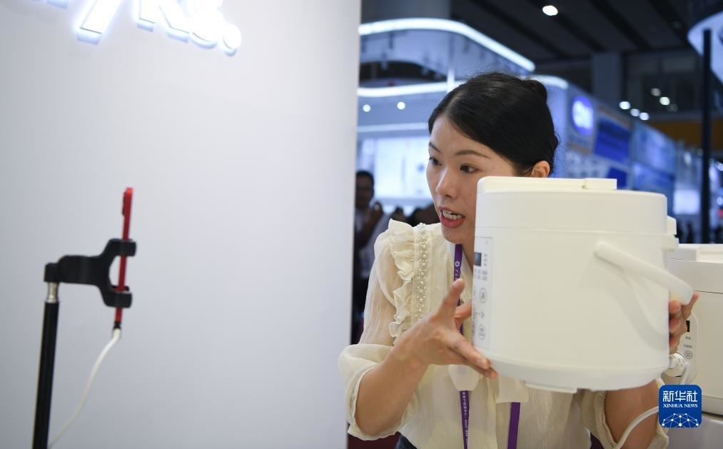 10月15日，參展的工作人員在展臺(tái)直播介紹家電產(chǎn)品。新華社記者 鄧華 攝