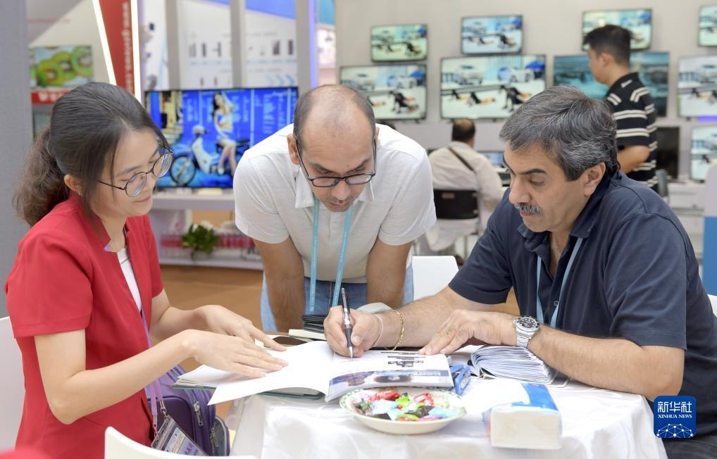 10月15日，客商在廣交會(huì)上洽談業(yè)務(wù)。新華社記者 盧漢欣 攝