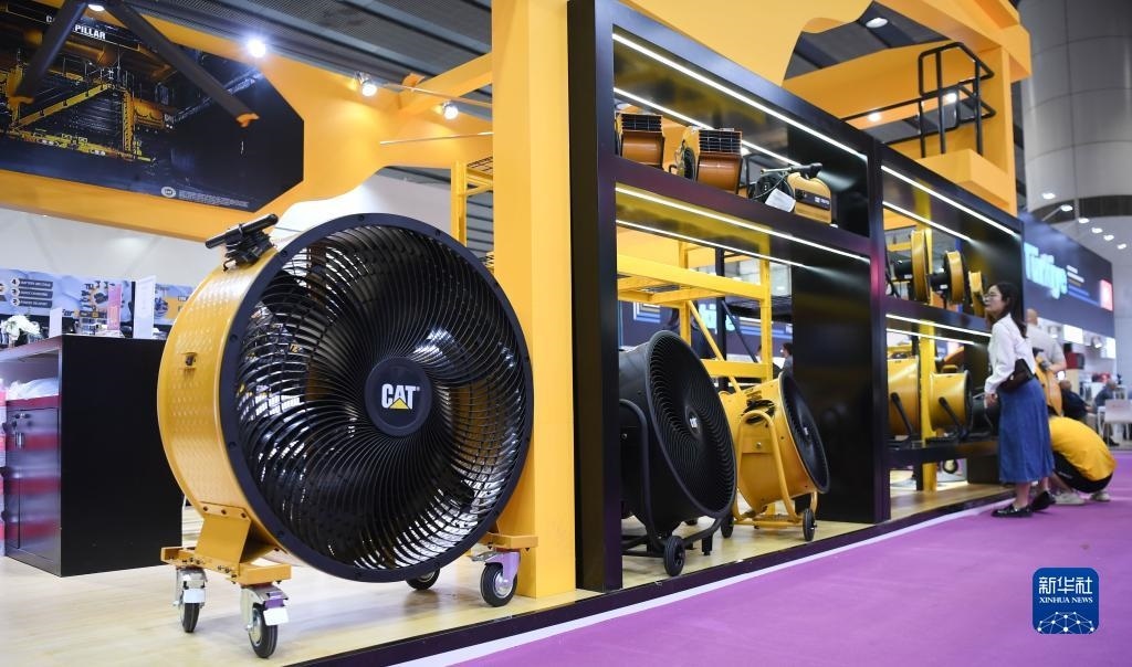 10月15日，參觀者在了解一家美國(guó)參展商的產(chǎn)品。新華社記者 鄧華 攝