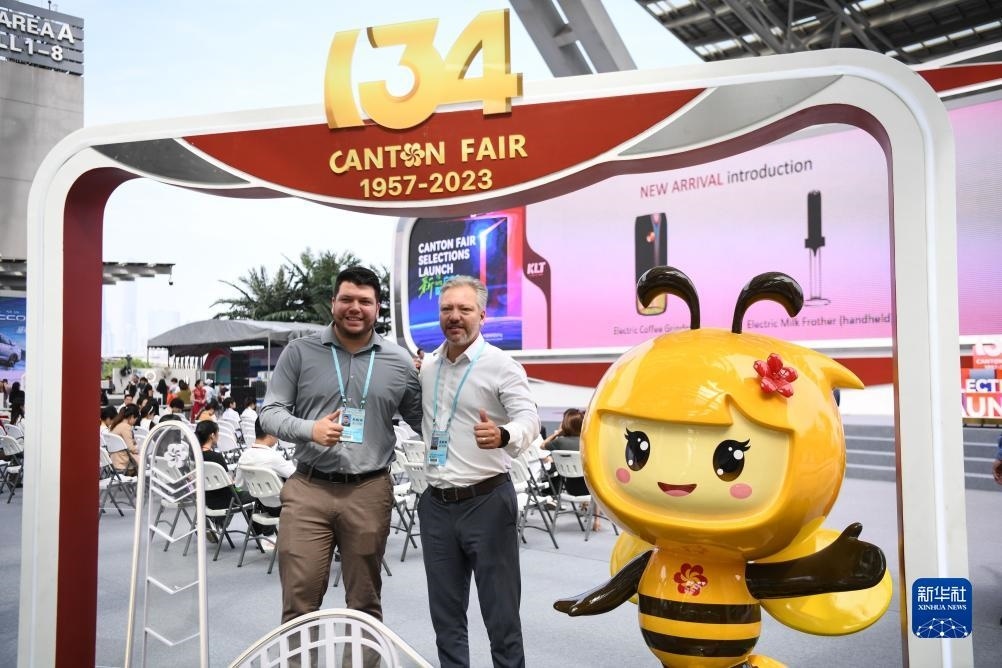 10月15日，來(lái)自巴西的采購(gòu)商在廣交會(huì)上合影。新華社記者 鄧華 攝