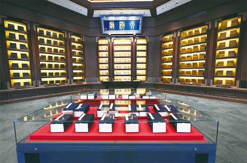 建設(shè)中國(guó)國(guó)家版本館，是以習(xí)近平同志為核心的黨中央作出的重大決策，是文明大國(guó)建設(shè)的基礎(chǔ)工程，是功在當(dāng)代、利在千秋的標(biāo)志性文化工程，充分體現(xiàn)了我們黨傳承發(fā)展中華文化的高度自覺、汲取歷史智慧更好走向未來的歷史主動(dòng)。圖為2023年5月拍攝的中國(guó)國(guó)家版本館中央總館文瀚廳。 新華社發(fā)