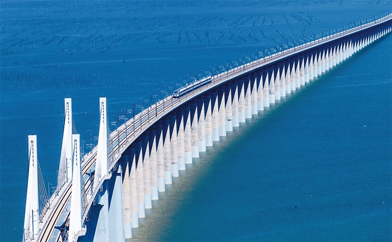 2023年9月28日，中國(guó)首條時(shí)速350公里跨海高鐵——福廈高鐵正式開通運(yùn)營(yíng)。圖為一列運(yùn)行試驗(yàn)車組駛過福廈高鐵湄洲灣跨海大橋（9月19日攝，無(wú)人機(jī)照片）。 新華社記者 魏培全/攝