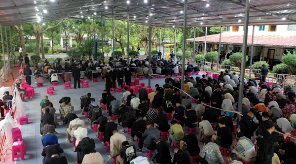 2349名電信網(wǎng)絡(luò)詐騙犯罪嫌疑人一次性移交我方。公安部供圖