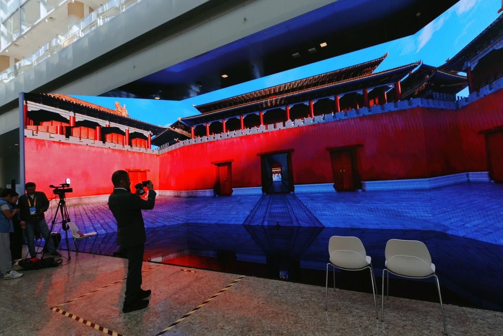 位于新聞中心的科技文化互動展示區(qū)。人民網(wǎng)記者 許維娜攝