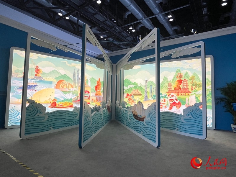 新聞中心媒體公共工作區(qū)兩側矗立著打開的“書畫”。人民網(wǎng)記者 杜燕飛攝