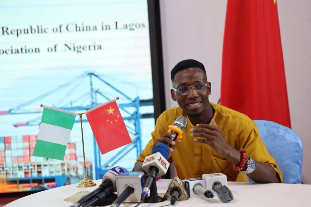 尼日利亞孔子學(xué)院留華同學(xué)會(huì)會(huì)長(zhǎng)吳文仲分享經(jīng)驗(yàn)。駐拉各館總領(lǐng)館供圖