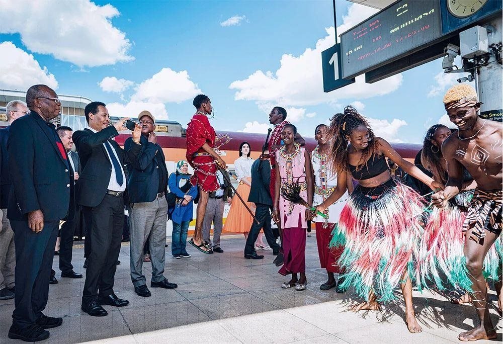 △2023年10月6日，多國駐肯使節(jié)在肯尼亞內(nèi)羅畢的蒙內(nèi)鐵路內(nèi)羅畢站觀看文藝演出。