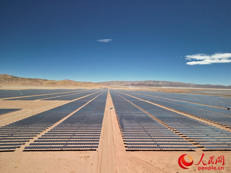 高查瑞光伏電站次第排開的光伏板（局部）。人民網(wǎng)記者 張若涵攝