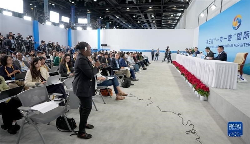 10月16日，第三屆“一帶一路”國際合作高峰論壇新聞中心在北京國家會議中心舉行首場吹風(fēng)會，邀請自然資源部國際合作司和相關(guān)單位負(fù)責(zé)人介紹有關(guān)情況，并回答記者提問。新華社記者 王毓國攝