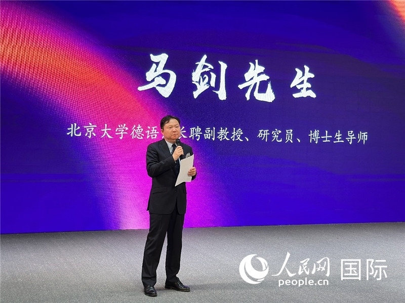 北京大學(xué)德語系長聘副教授馬劍點(diǎn)評學(xué)生表現(xiàn)。（攝影：張麗鷗）