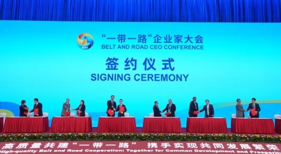 這是10月17日拍攝的簽約儀式現(xiàn)場。當(dāng)日，“一帶一路”企業(yè)家大會在北京召開。（新華社記者王毓國攝）