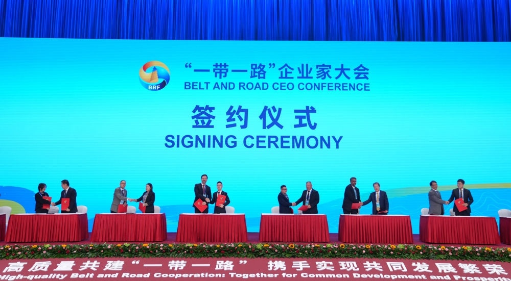 “一帶一路”企業(yè)家大會(huì)簽約儀式現(xiàn)場(chǎng)（2023年10月17日攝）。