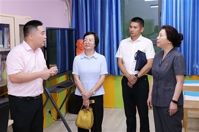 圖③：“小公民法律課堂”開講前，全國人大代表殷其龍（右二）、重慶市人大代表李自玲（左二）聽取楊家坪中學(xué)負(fù)責(zé)人關(guān)于未成年人思想教育工作情況的介紹。