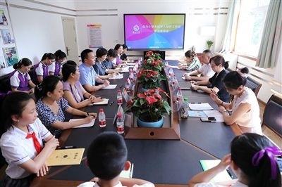 圖⑤：法治宣講結(jié)束后，重慶五中院組織召開座談會，聽取人大代表和朵力小學(xué)教師、家長代表對法院未成年人保護(hù)工作的意見建議。