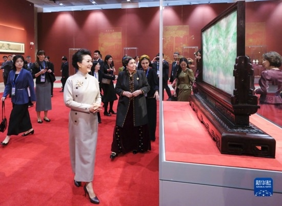  10月18日上午，國家主席習(xí)近平夫人彭麗媛邀請(qǐng)出席第三屆“一帶一路”國際合作高峰論壇的外方領(lǐng)導(dǎo)人夫人參觀中國工藝美術(shù)館（中國非物質(zhì)文化遺產(chǎn)館）。這是彭麗媛同外方領(lǐng)導(dǎo)人夫人參觀展品。新華社記者 丁林 攝