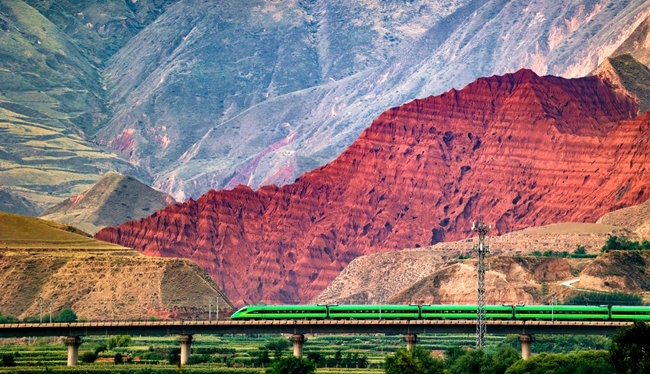 穿越丹霞地貌的火車。蘭州局集團公司融媒體中心供圖