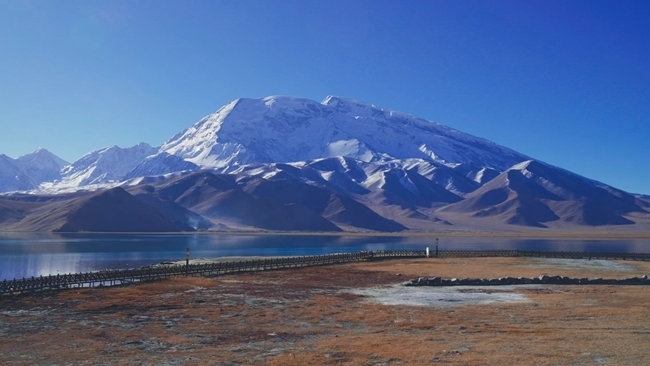 喀拉庫勒湖。中國鐵路烏魯木齊局集團有限公司供圖