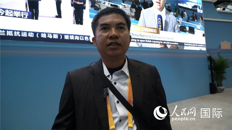 印尼《辛加朗綜合日?qǐng)?bào)》記者班邦·蘇利斯提奧（Bambang Sulistio）與記者交談。人民網(wǎng) 楊春燕攝