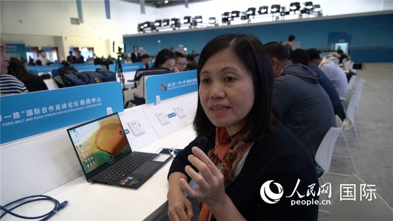 越南之聲廣播電臺(tái)記者胡鴻行（音譯，H? H?ng H?nh）與記者交談。人民網(wǎng) 楊春燕攝