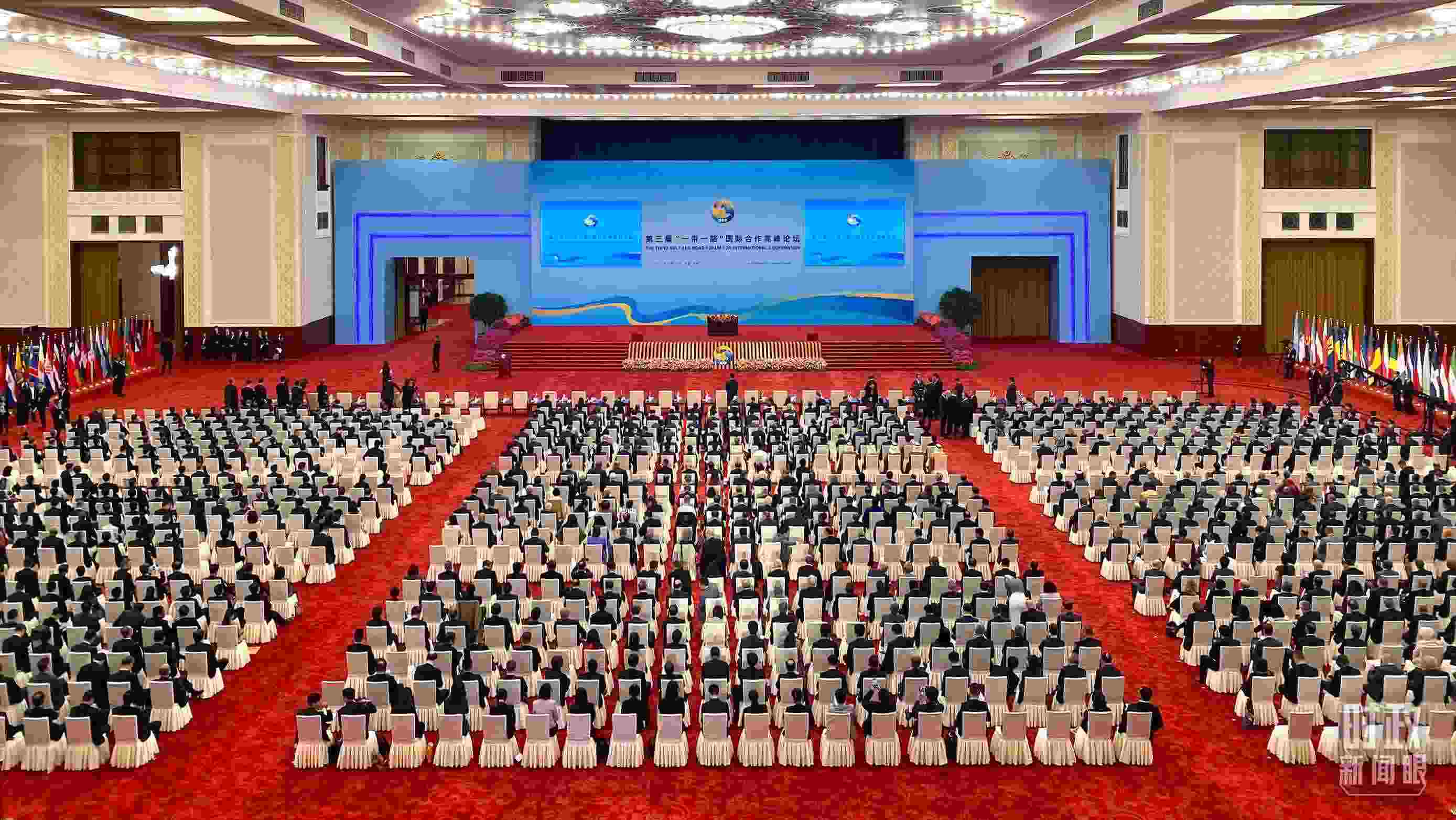 △人民大會堂宴會廳。這是開幕式之前的現(xiàn)場。（總臺央視記者李增仁拍攝）