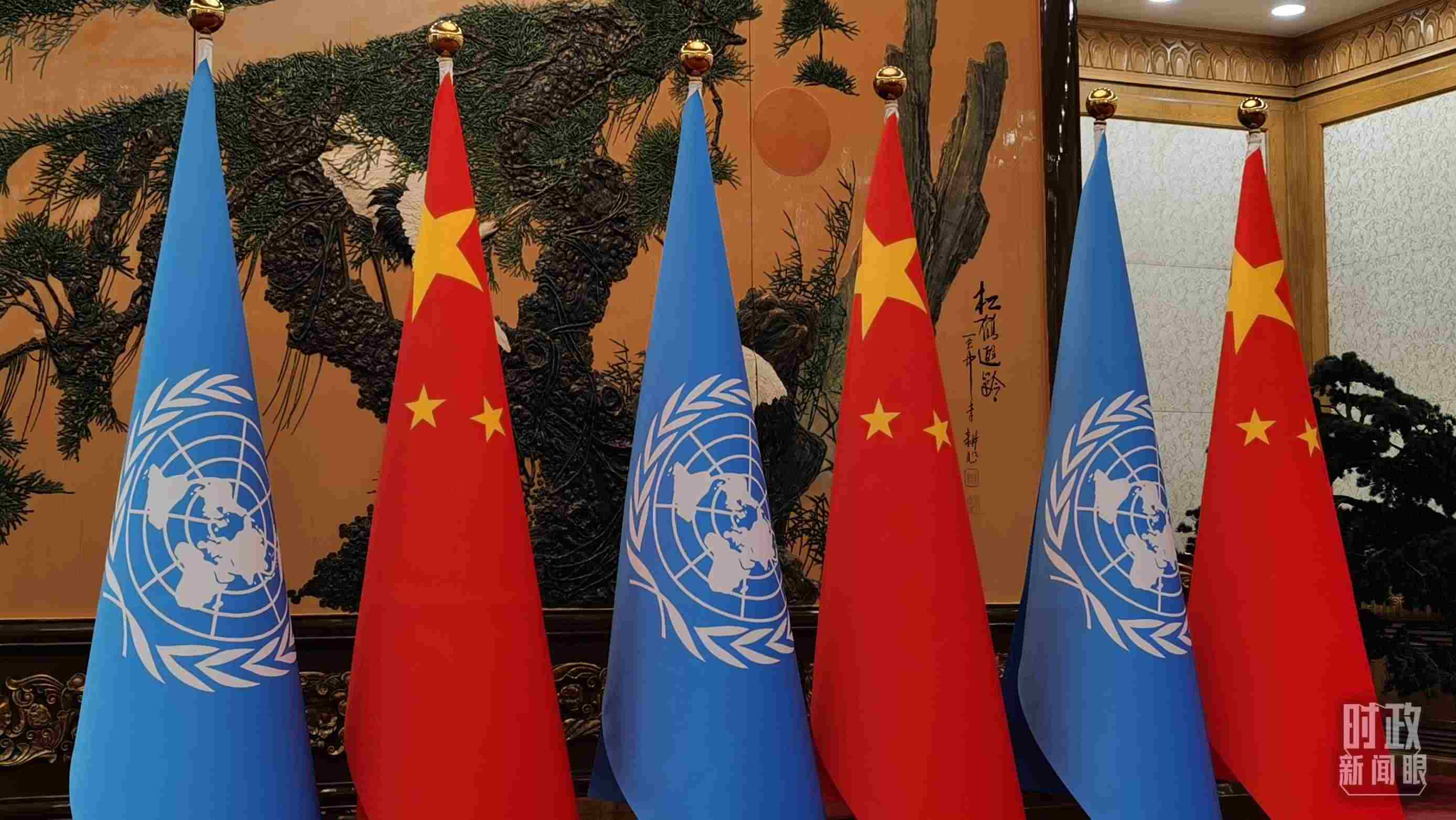 △會見現(xiàn)場的中國國旗和聯(lián)合國旗。（總臺央視記者郭鴻拍攝）