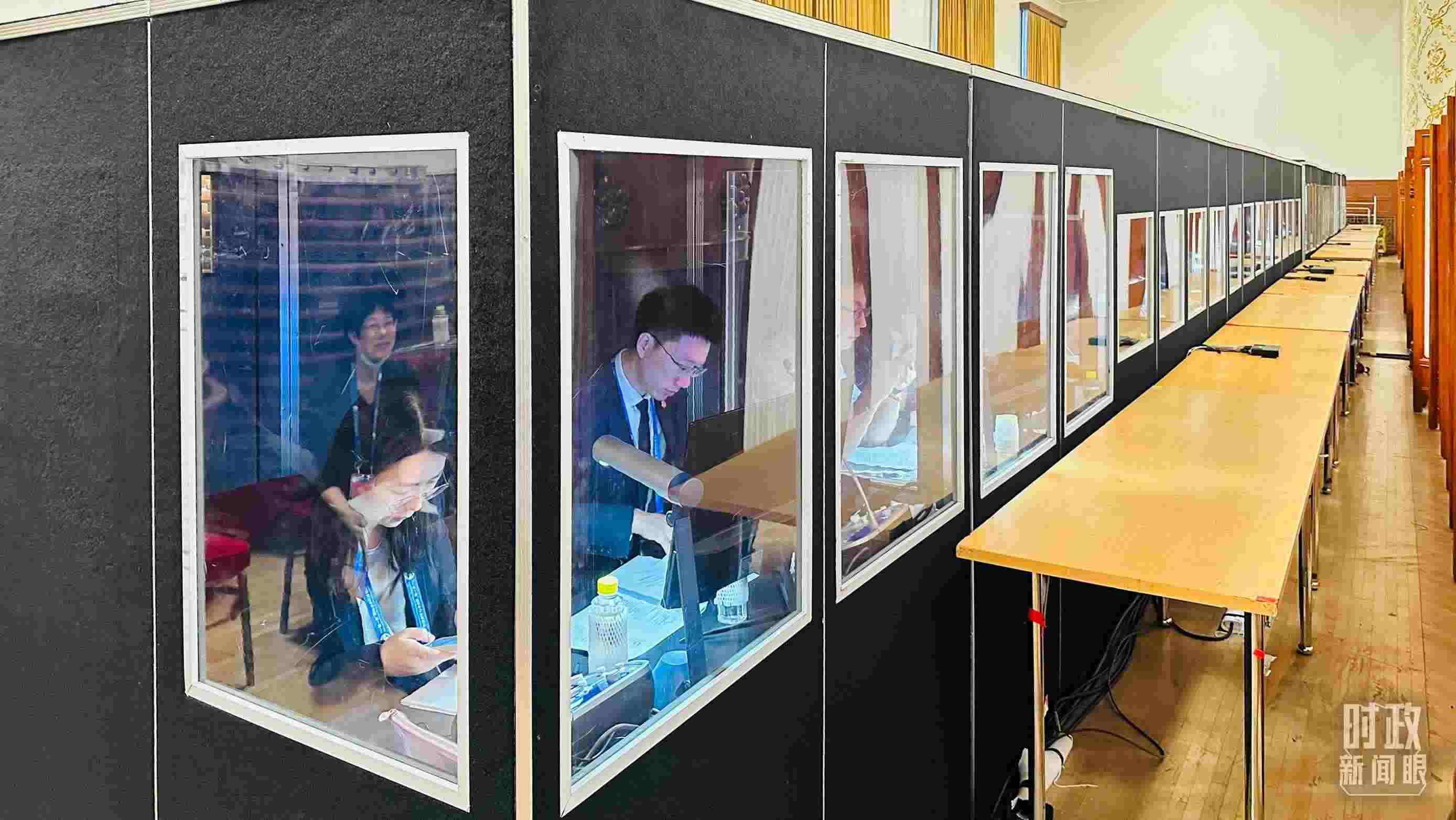 △開幕式現(xiàn)場的多語種同傳間。（總臺國廣記者時冉拍攝）