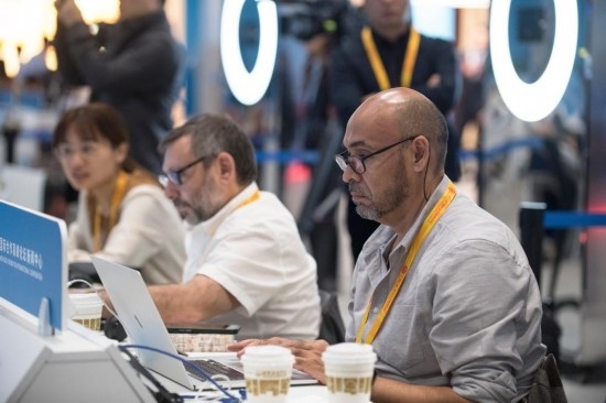 10月17日，記者在“一帶一路”國(guó)際合作高峰論壇新聞中心工作。新華社記者 張豪夫 攝