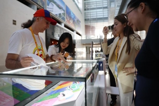 10月16日，參會(huì)記者在“一帶一路”國(guó)際合作高峰論壇新聞中心參觀展示的中國(guó)非物質(zhì)文化遺產(chǎn)展品。新華社記者 陳斌 攝