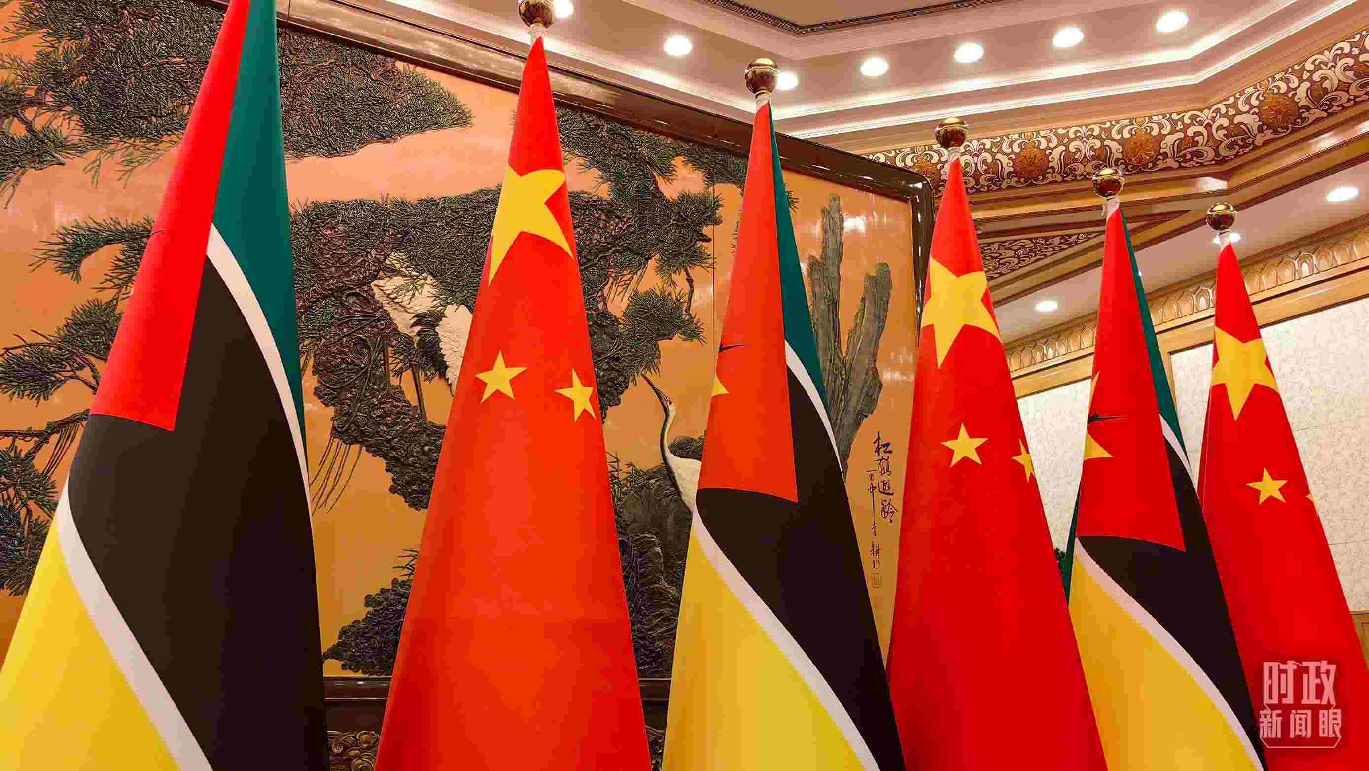 △會見現(xiàn)場，中國、莫桑比克兩國國旗。（總臺央廣記者潘毅拍攝）
