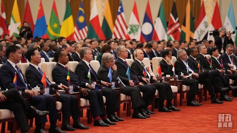 △18日上午，外方領(lǐng)導(dǎo)人在開幕式上聆聽習(xí)近平主席主旨演講。（總臺國廣記者李晉拍攝）