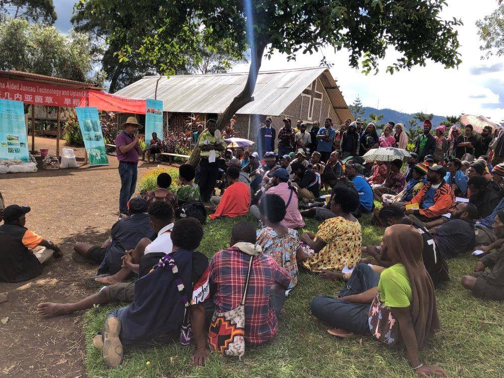 △2020年12月15日，中國專家在巴布亞新幾內(nèi)亞東高地省中國援助巴新菌草和旱稻技術(shù)項目第9期培訓(xùn)班上授課。