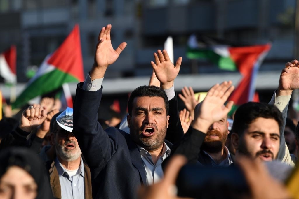 10月18日，人們在伊朗德黑蘭舉行集會。當(dāng)日，突尼斯、土耳其、伊朗等多國民眾舉行集會，表達對巴勒斯坦人民的支持，并譴責(zé)針對加沙城醫(yī)院的襲擊。新華社記者 沙達提 攝