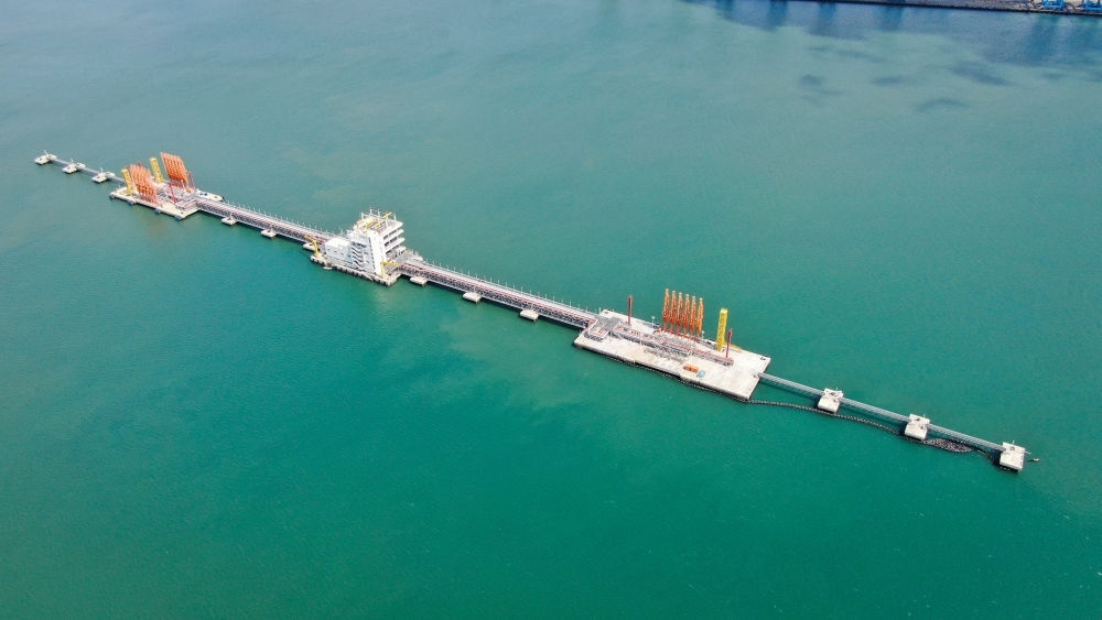 這是肯尼亞蒙巴薩油碼頭（2023年9月20日攝，無人機照片）。新華社發(fā)（中國交通建設(shè)股份有限公司肯尼亞蒙巴薩新建油碼頭項目部供圖）