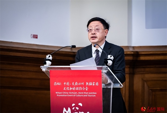 四川省文化和旅游廳廳長戴允康作文化旅游推介。人民網(wǎng) 郭錦標(biāo)攝