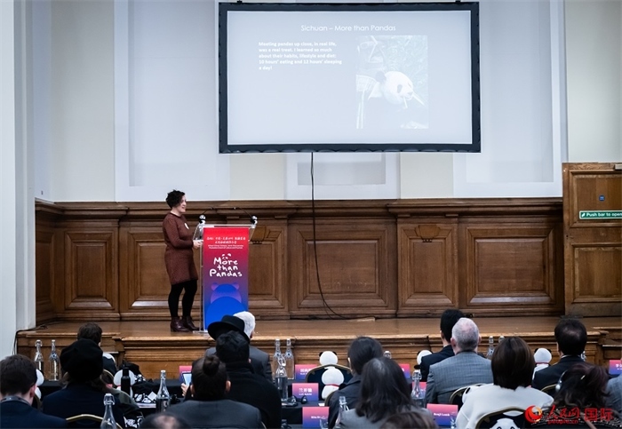 英國旅游達人瑪麗亞·拉莫爾作來川游歷主題分享。人民網(wǎng) 郭錦標(biāo)攝