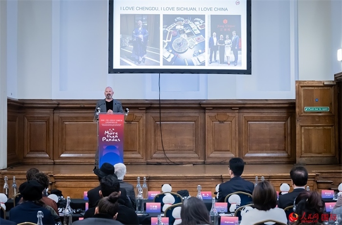 英國群英創(chuàng)意全球首席執(zhí)行官杰米·撒杰特在現(xiàn)場發(fā)言，分享如何進一步提升四川旅游的國際影響力、吸引更多的英國游客。人民網(wǎng) 郭錦標(biāo)攝